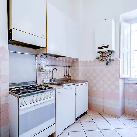 Classic And Bright 2 Bed Flat In Trastevere Апартаменты