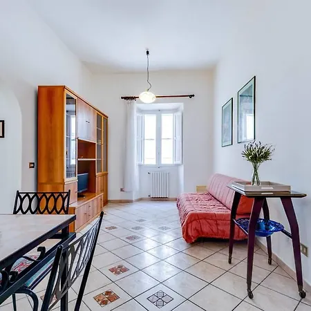 Classic And Bright 2 Bed Flat In Trastevere Рим