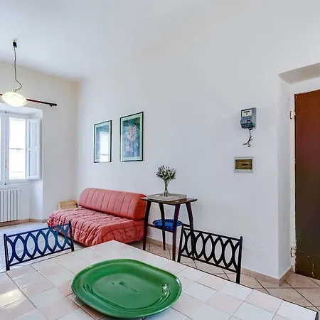 Classic And Bright 2 Bed Flat In Trastevere Апартаменты Рим