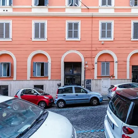 Classic And Bright 2 Bed Flat In Trastevere Апартаменты